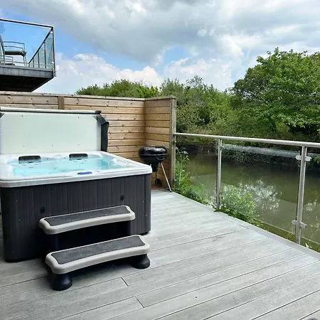 Holiday home Waveside-waterside With Hot Tubresort Poolgym