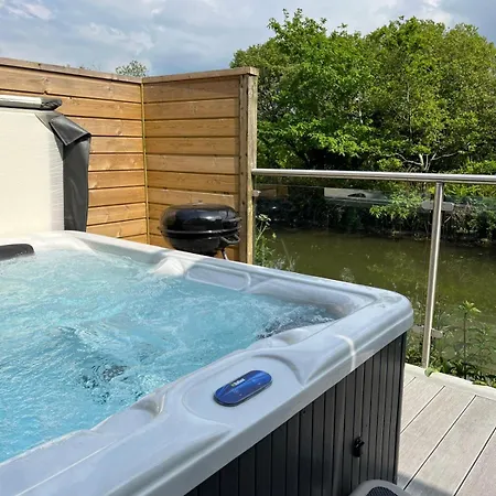 Holiday home Waveside-waterside With Hot Tubresort Poolgym Padstow