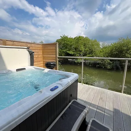 Waveside-waterside With Hot Tubresort Poolgym *