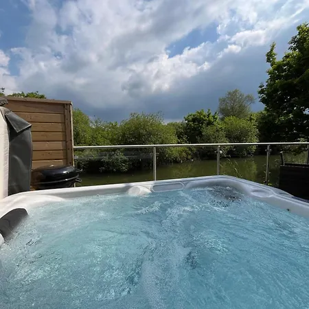 Waveside-waterside With Hot Tubresort Poolgym Padstow