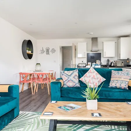Waveside-waterside With Hot Tubresort Poolgym Holiday home Padstow