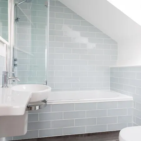 Waveside-waterside With Hot Tubresort Poolgym Padstow